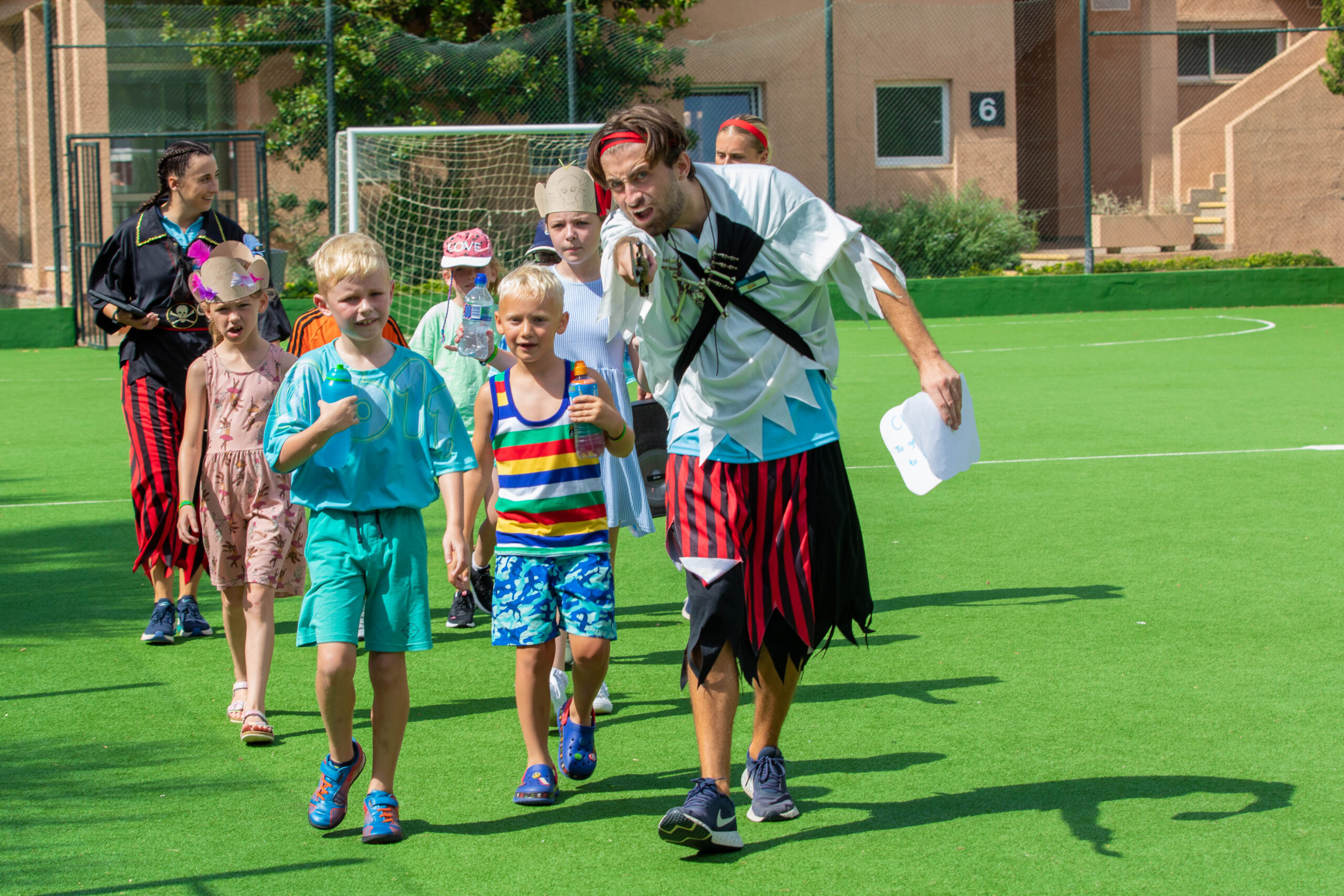 Kinderanimateur verkleidet als Pirat leitet eine Gruppe von Kindern